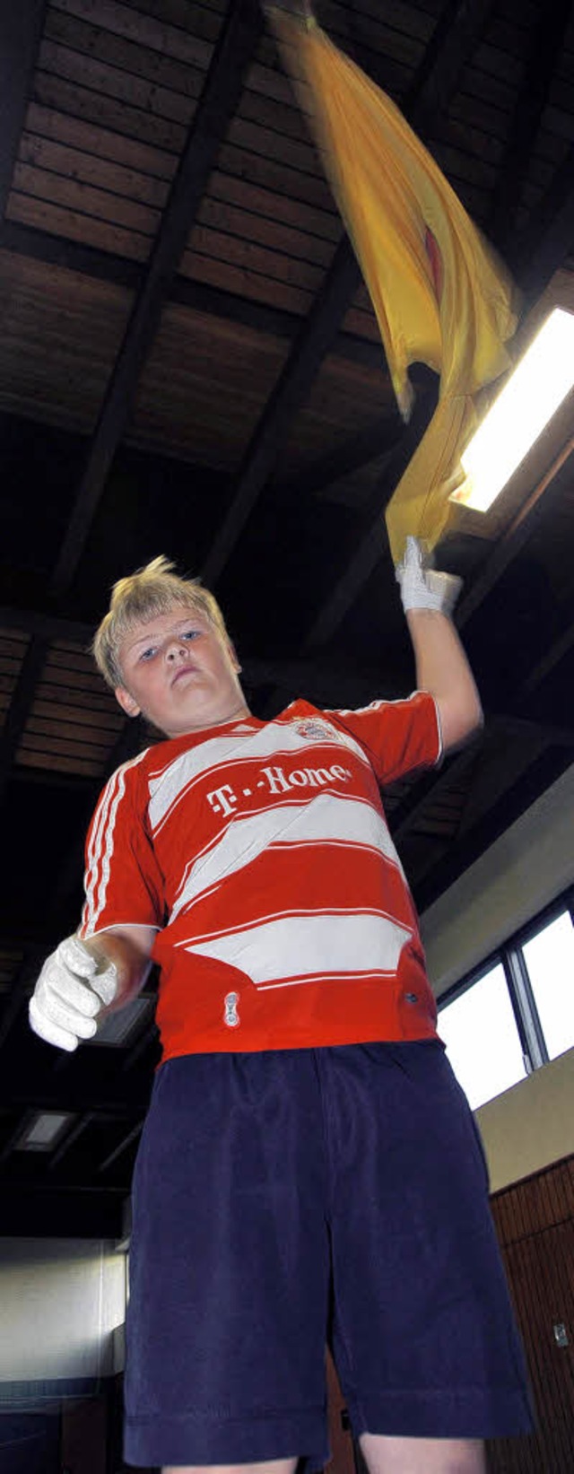 Der elfjhrige Leon Lsslin aus Rust ist Weltmeister im Fahnenschwingen.   | Foto: B. Rein