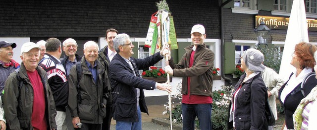 Buchenbachs Brgermeister Wendelin Dre...ollegen Andreas Hall (rechts) weiter.   | Foto: Monika Rombach