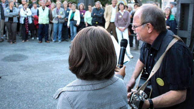 Liedermacher Manni Meister steuerte zwischen den Redebeitrgen Musik ein.   | Foto: Julia Jacob