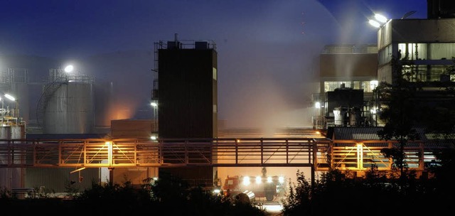 Kein Nebel, sondern eine Chemiewolke: ...isieren und schlielich auszuwaschen.   | Foto: Polizei Baselland
