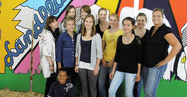 Kunstlehrerin Ev Tschentschel (rechts)...den jungen Knstlerinnen und Knstlern  | Foto: robert ullmann