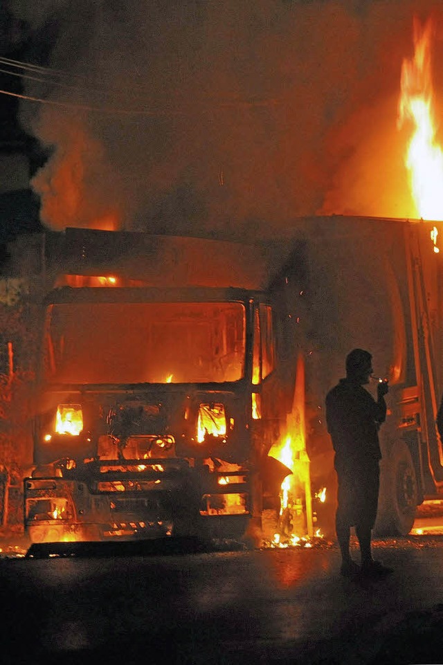 Brennendes Mllfahrzeug in Terzigno bei Neapel  | Foto: dpa