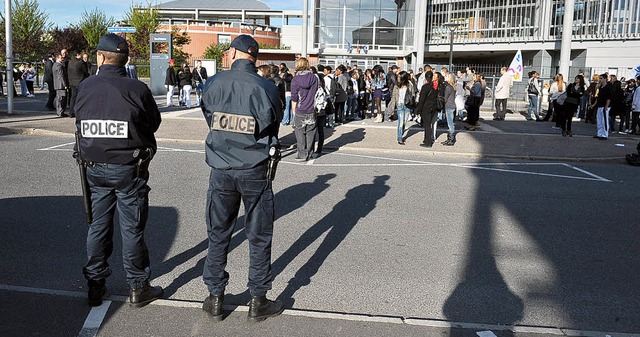 In Frankreich sollen Polizisten auf dem Schulhof fortan Gewalttaten verhindern.  | Foto: ImageForum