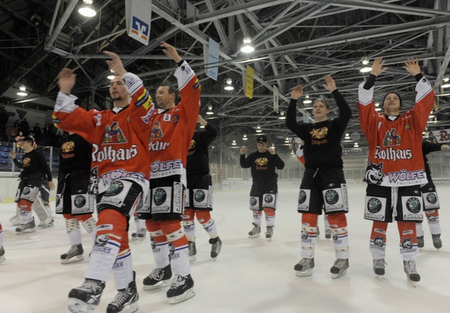 Die Wlfe Freiburg feiern ihren 6:2-Sieg ber Ravensburg.  | Foto: Patrick Seeger