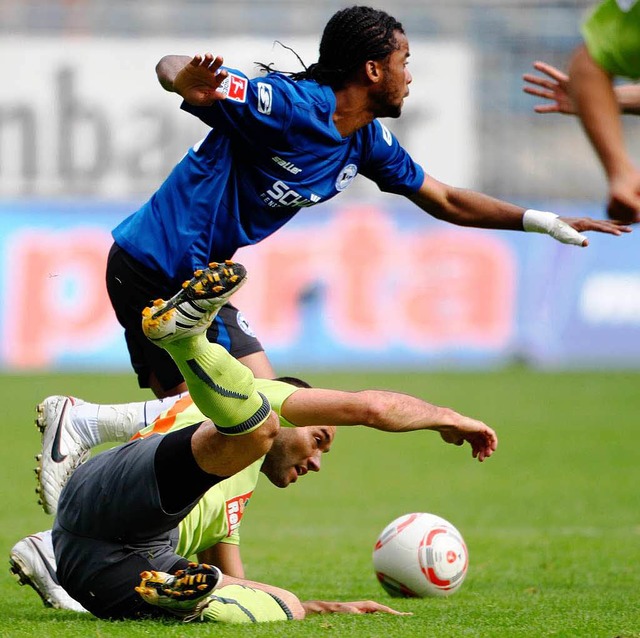 2. Bundesliga: Der Bielefelder Franck ...ll mit dem Auer Fabian Mller (unten).  | Foto: dpa