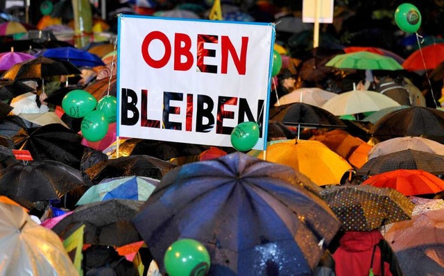Zehntausende demonstrierten erneut gegen das Bauprojekt Stuttgart 21.  | Foto: dpa