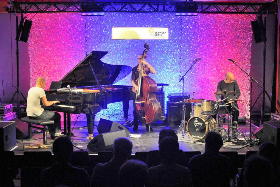 Ein sehr dichtes Programm spielten Studnitzky und seine Begleiter Paul Kleber (Bass ) sowie Sebastian Merk (Schlagzeug) (Foto: Markus Zimmermann) Ein sehr dichtes Programm spielten Studnitzky und seine Begleiter Paul Kleber (Bass ) sowie Sebastian Merk (Schlagzeug) (Foto: Markus Zimmermann)