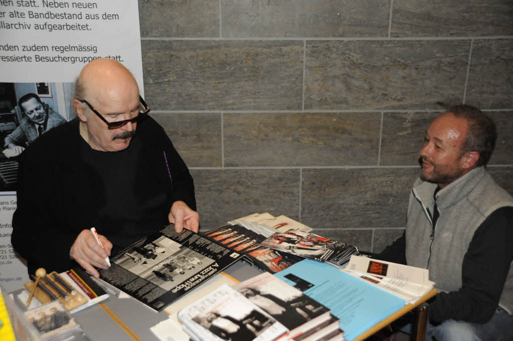 Jazzlegende Wolfgang Dauner wurde nach dem Konzert von Freunden umlagert und um Autogramm gebeten