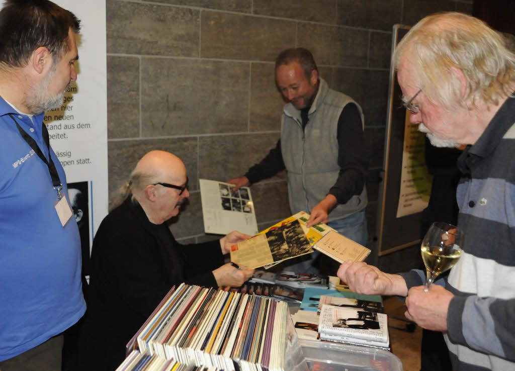 Jazzlegende Wolfgang Dauner wurde nach dem Konzert von Freunden umlagert und um Autogramm gebeten