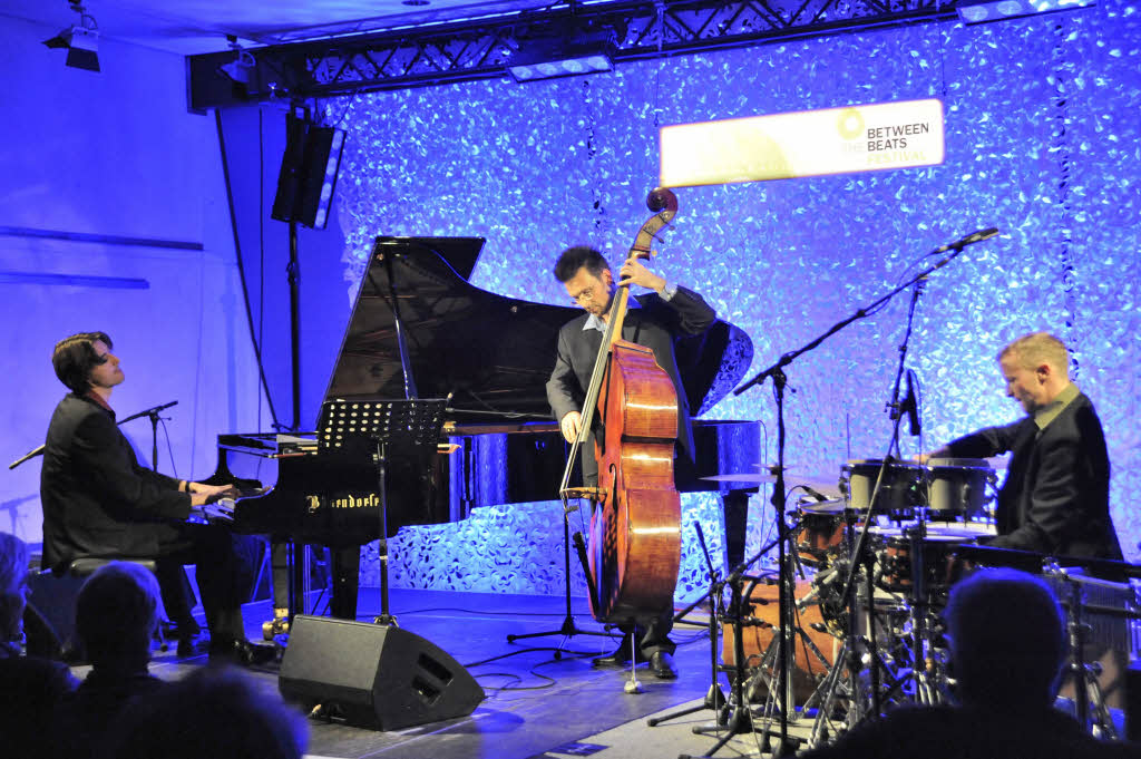 Freundlich swingende Jazzmelodien prsentierte Triosence zum Finale im Jazzclub