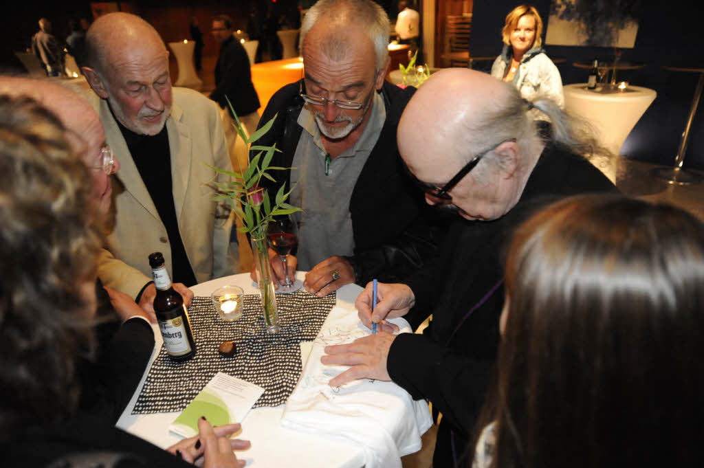 Jazzlegende Wolfgang Dauner wurde nach dem Konzert von Freunden umlagert und um Autogramm gebeten