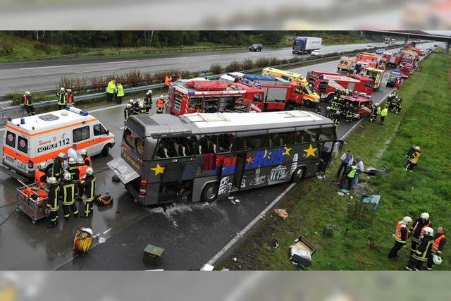 Mindestens zwlf Tote bei Busunfall