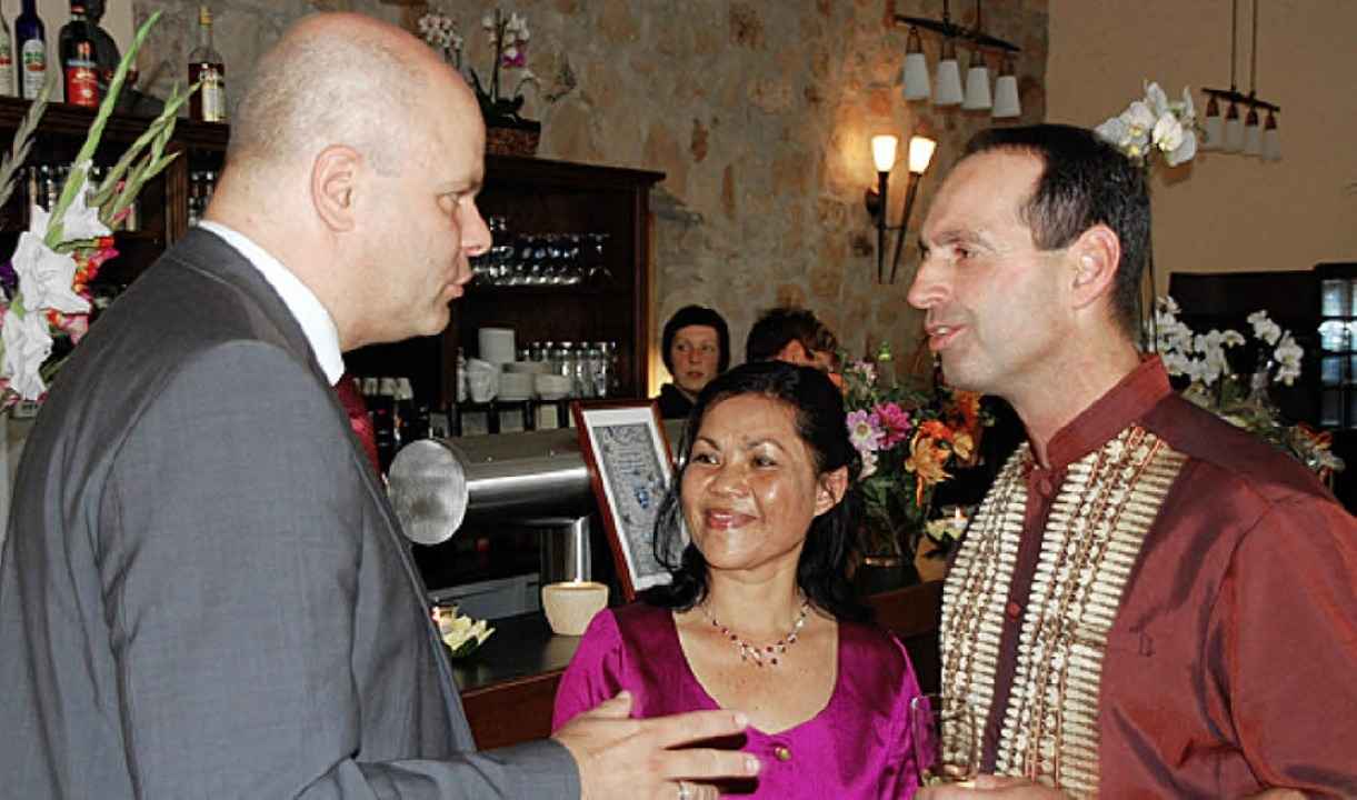 Gl�ckw�nsche zur Er�ffnung �berbrachte...meister Louis  Saiphet und Uwe Bayer.   | Foto: Domann