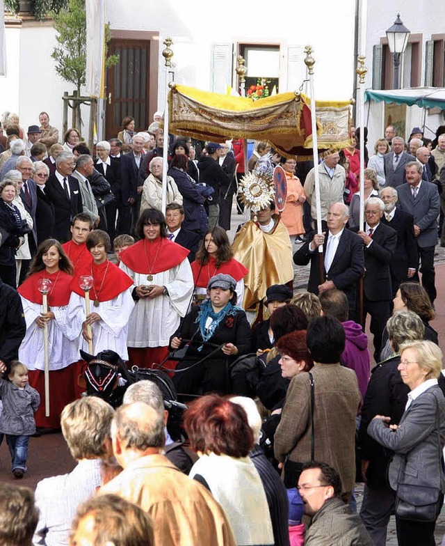 Hunderte sumten die Straen in Ettenh...ssion aus Anlass des Landelins-Festes.  | Foto: Ulrike Hiller
