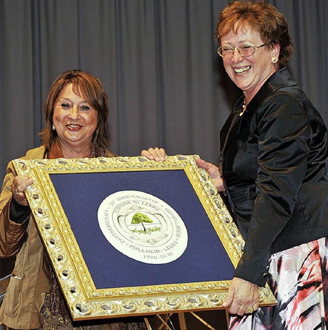 Luisa Boccagni (links) berreicht an  ...Wappen der vereinigten Gemeinde Ledro.  | Foto: Volker Mnch