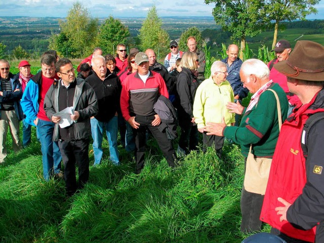 Bertram Huber (rechts mit  Hut) und Pa...hlerischen Teil auf der Bannwanderung  | Foto: Jutta schtz