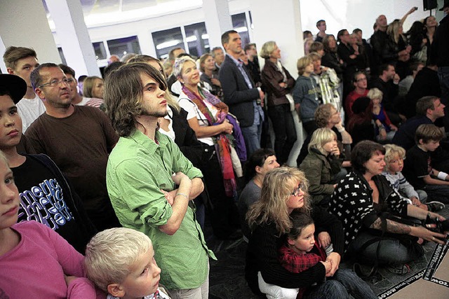 Gebanntes Publikum bei der Aktionskunst  | Foto: Christoph Breithaupt