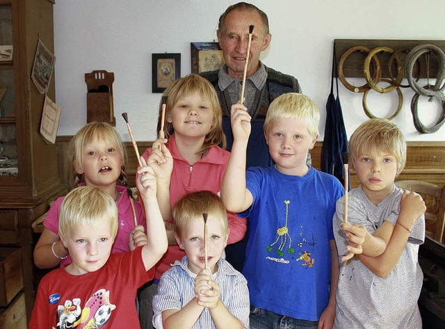 Zeigt her eure Pinsel: Die  Kinder hat...cher Werner Schmid im Ibacher Museum.   | Foto: Albert Liertz