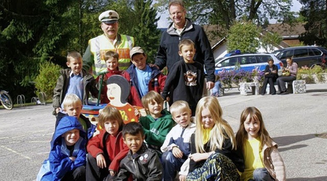 <ppp>whrend die Zweitklssler mit Ber...Figuren den Schulweg sicherten. </ppp>  | Foto: Antje Walter