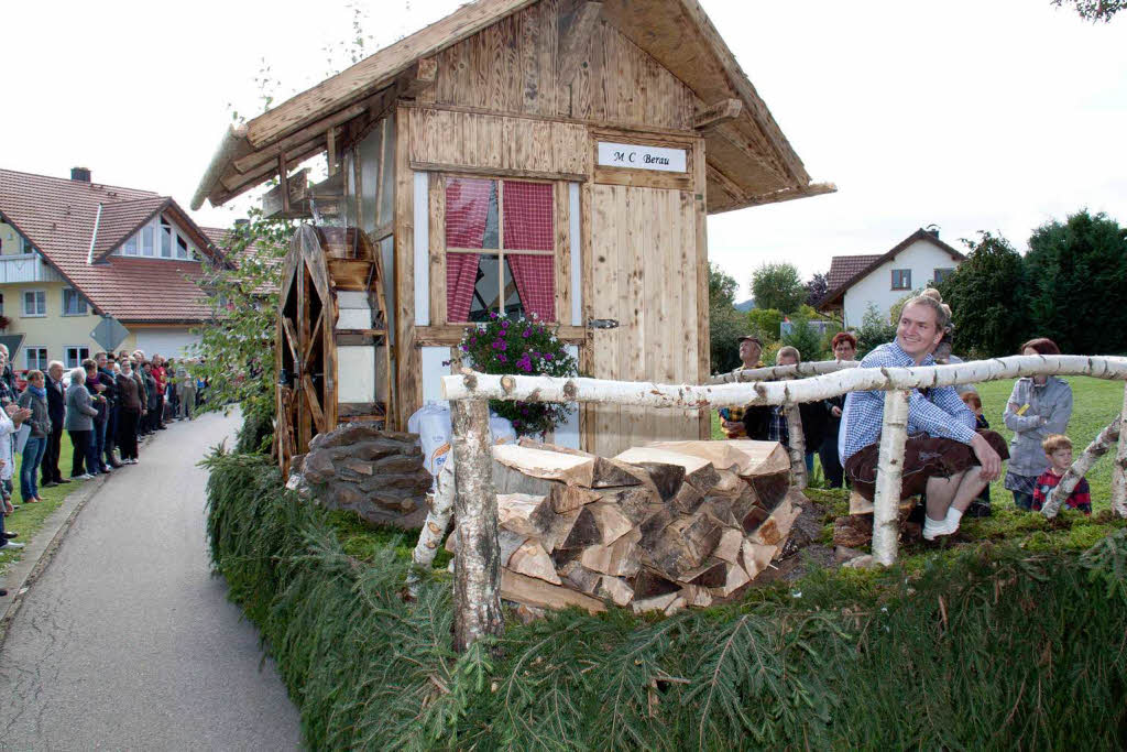 Festumzug beim 48. Erntedankfest der Trachtenkapelle in Berau<?ZP?>
