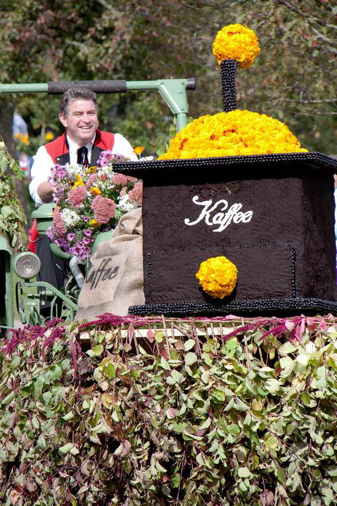 Festumzug beim 48. Erntedankfest der Trachtenkapelle in Berau<?ZP?>
