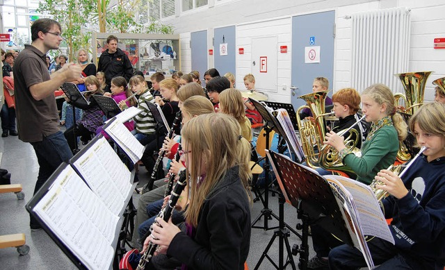 Die Blserklasse der Realschule unter ...es 20. Geburtstages des VHS - Hauses.   | Foto: Danielle Hirschberger