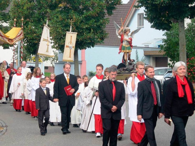 In einer Prozession zu Ehren des Kirch...lubigen in Gndlingen  durch den Ort.  | Foto: Ines Sle