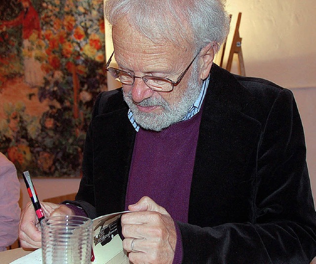 Jrgen Lodemann signierte nach der Lesung in Lrrach Bcher.   | Foto: Sabine Ehrentreich