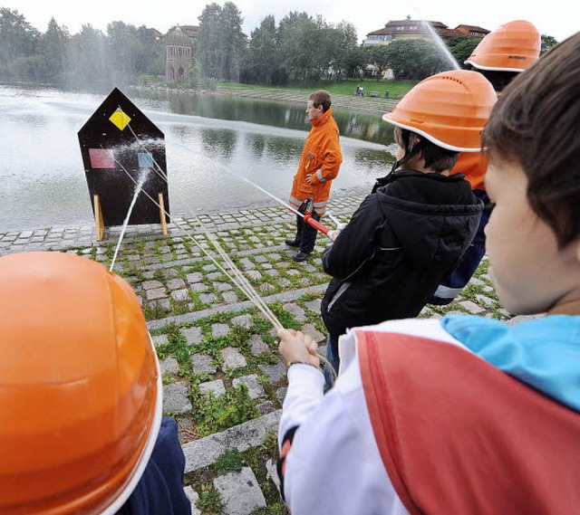 Die Nachwuchsfeuerwehrleute versorgten...ckigersee mit reichlich Frischwasser.   | Foto: Rita Eggstein