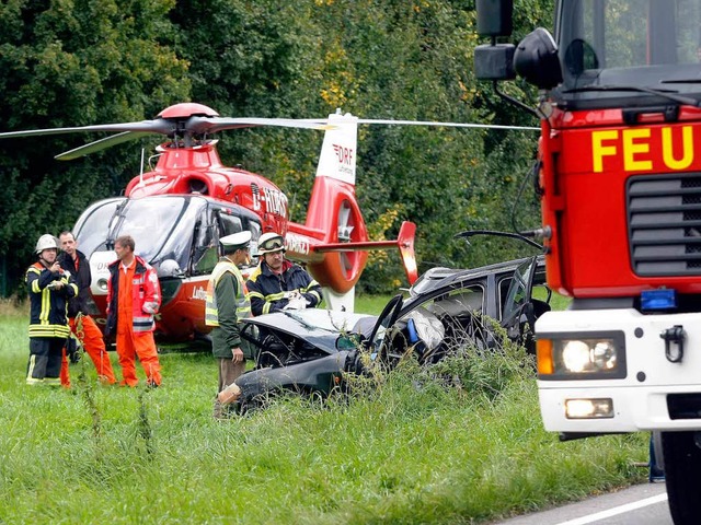 Nur noch ein Wrack ist der Wagen, mit ...hriger mit einem Kleinbus kollidierte.  | Foto: Peter Heck