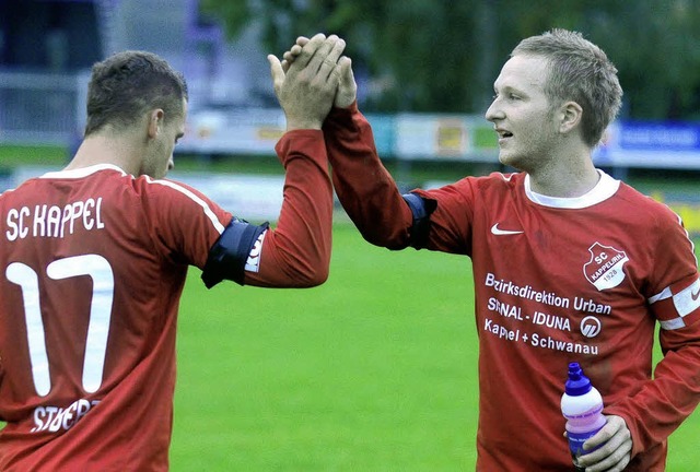 Marc Stubert (links) und Jochen Diebold gratulieren sich zum ersten Heimsieg.   | Foto:  Wolfgang Knstle