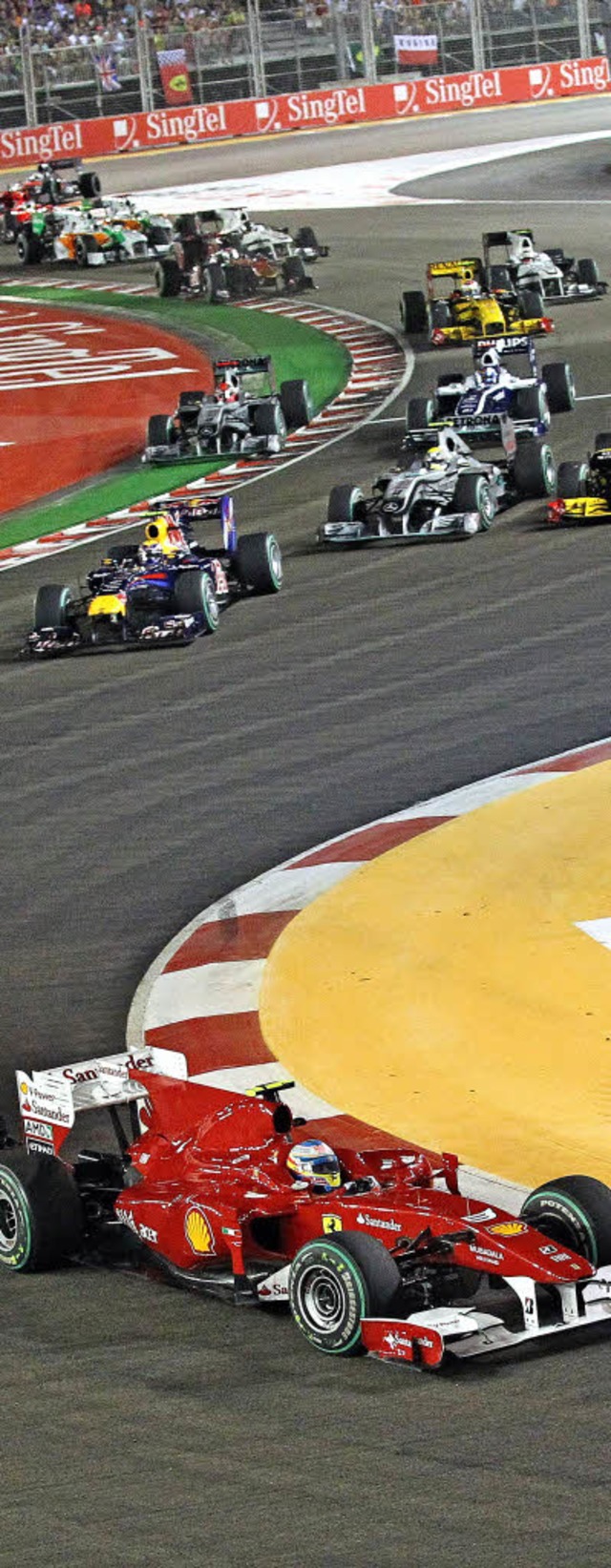 Fernando Alonso (vorn) kontrolliert das Feld.  | Foto: dpa