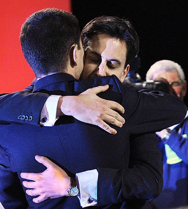 David Miliband (links) gratuliert seinem Bruder Ed.  | Foto: dpa
