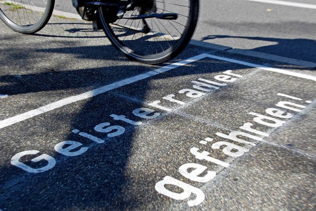 Warnhinweise sollen Fahrradfahrer vom ...n abhalten. Bisher mit migem Erfolg.  | Foto: Benedikt Plesker
