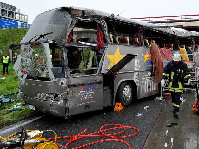 Auf dem Heimweg  waren die polnischen ...e ihr Bus gegen einen Brckenpfeiler.  | Foto: DPA