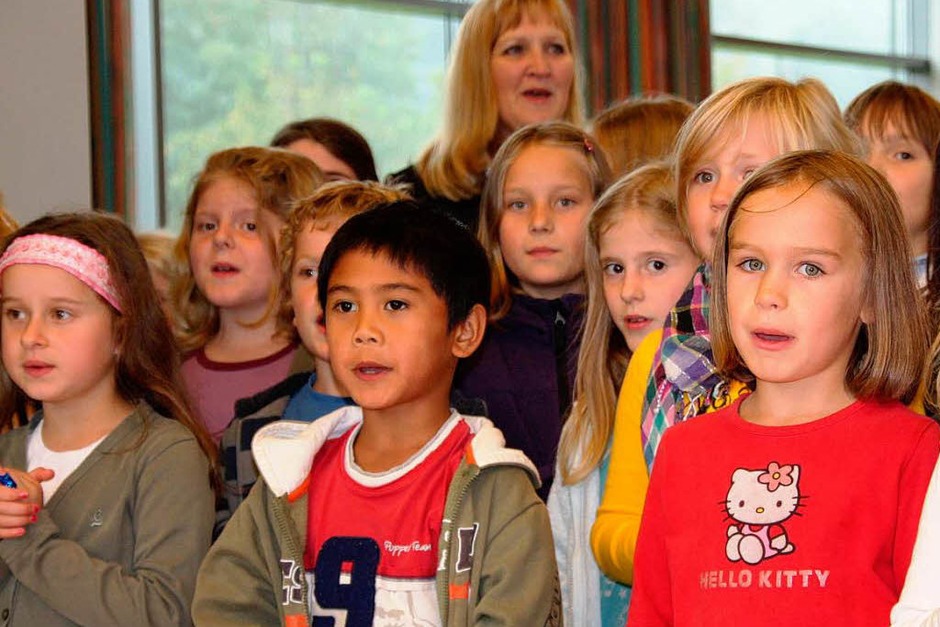 Die Viertklässler der Marie-Luise-Kaschnitz-Schule begrüßen die elsässischen Gäste mit dem Lied „Bonjour, ca va?“ (Foto: Silvia Faller) Die Viertklässler der Marie-Luise-Kaschnitz-Schule begrüßen die elsässischen Gäste mit dem Lied „Bonjour, ca va?“ (Foto: Silvia Faller)