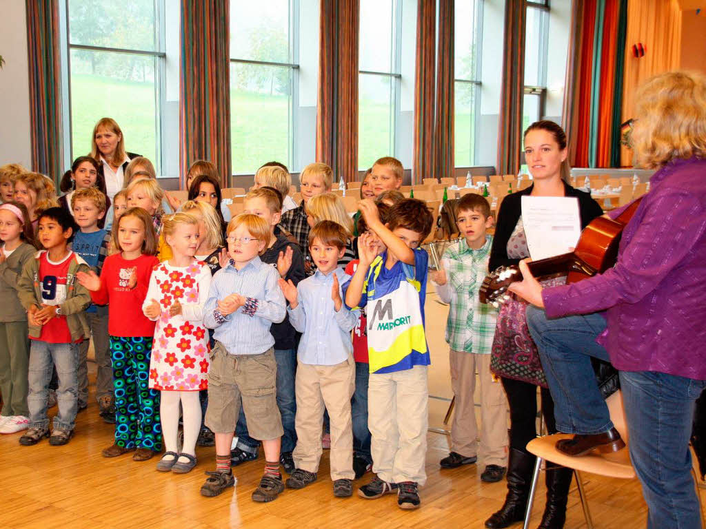 Die Viertklssler der Marie-Luise-Kaschnitz-Schule begren die elsssischen Gste mit dem Lied „Bonjour, ca va?“