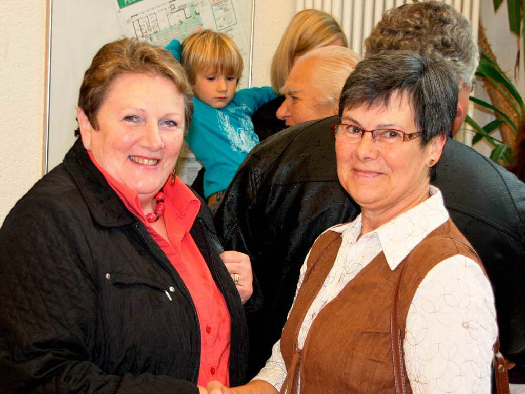 Alt-Gemeindertin Annemarie Sumser (rechts) aus Bollschweil begrt Janine Dossmann, die Partnerin Joseph Brgers.