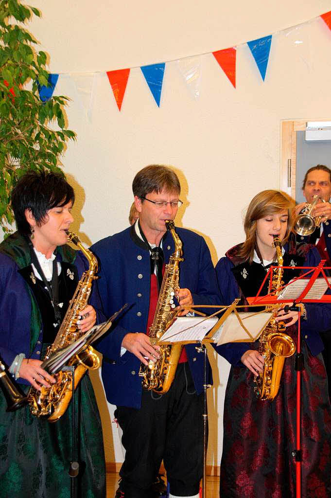 Musiker der Trachtenkapelle Bollschweil beim Empfang zur groen Partnerschaftsfeier am Samstag  in der Mhlinhalle.