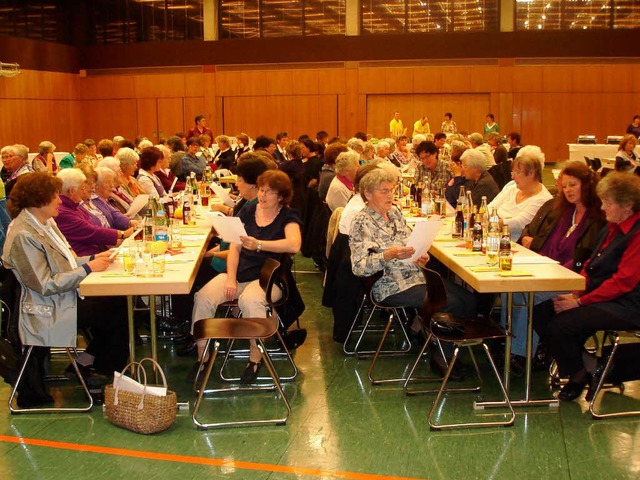 Gemeinsam sangen die Landfrauen das  J...22;60 Jahre feiern wir ja heut&#8220;.  | Foto: Erhard Morath