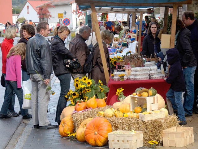 Ideenreich und farbenfroh prsentierte...erkaufsstnde entlang der Hauptstrae.  | Foto: Dietmar Noeske