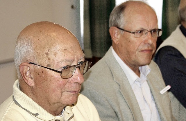 Dieter Schfer (Rtenbach) und Ulrich ...stand der Mhlengesellschaft im Land.   | Foto: Dieter Maurer