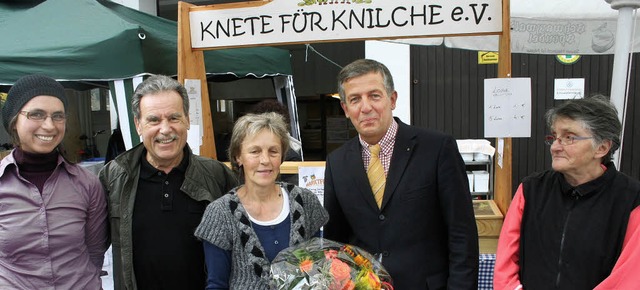 Der  Verein &#8222;Knete fr Knilche&#...d Brgermeister Klaus-Michael Tatsch.   | Foto: Dieter Maurer