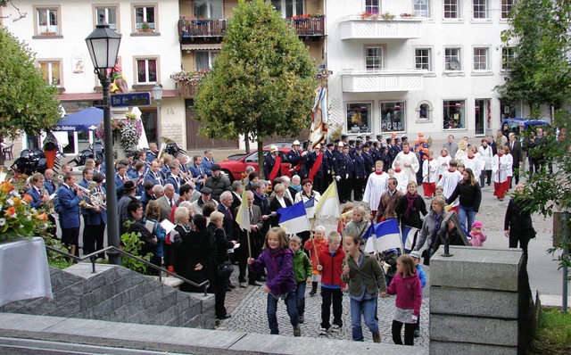 Unter groer Beteiligung feierte die P...mentsprozession durch die Innenstadt.   | Foto: Christa Maier