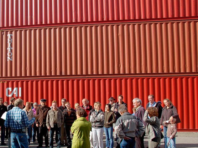 Container als Kulisse: Stadtfhrer Joa...nks) fand viele interessierte Zuhrer.  | Foto: Adrian Steineck