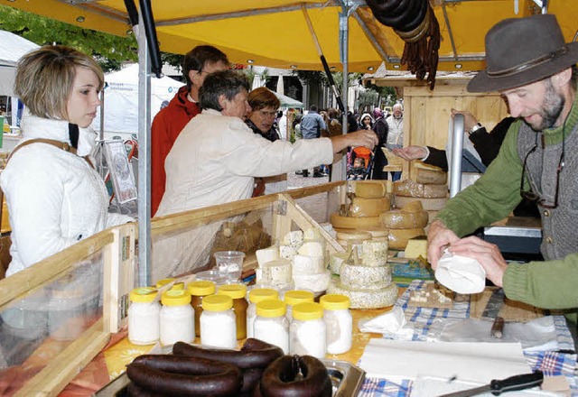 Mit herzhaften Produkten  aus dem Natu...f dem Todtnauer Marktplatz vertreten.   | Foto: Verena Wehrle