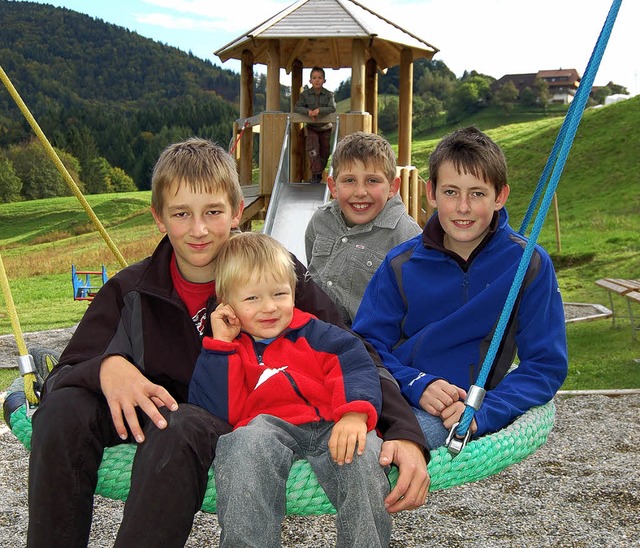 Sie finden sichtlich Gefallen an ihrem Spielplatz.   | Foto: Klaus Berger