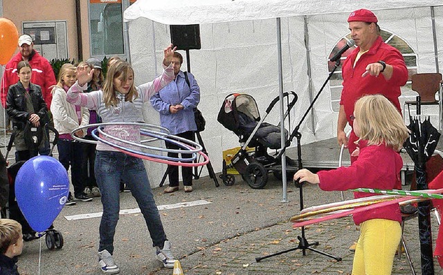 Clown Willy lie Tochter Desi und eine...t mehreren Hula-Hoop-Reifen auftreten.  | Foto: Georg Diehl