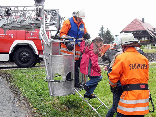 Mit der Drehleiter konnten die Schler...choss des Schulhauses befreit werden.   | Foto: Siegfried Krex