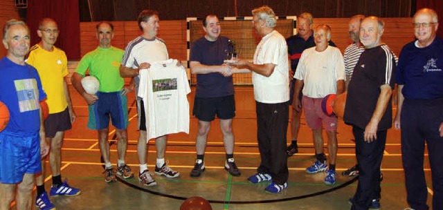 Die Jedermnner bei der Verabschiedung... bungsleiter ein T-Shirt berreicht.   | Foto: Heinz Vollmar